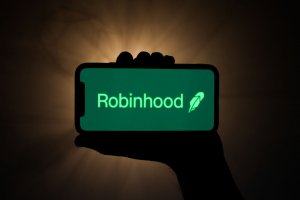 Robinhood Launches Banking Service with 4% APY for Gold Subscribers